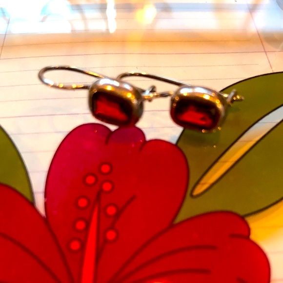 🌺Beautiful Sterling Silver earrings w/ Red stone - Picture 7 of 8